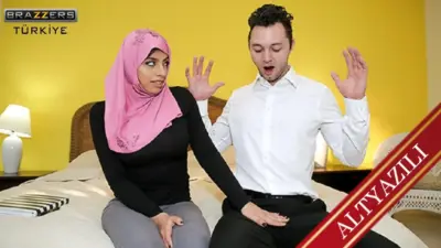 Bacaklarını sıkıştırıp amını daraltıyor