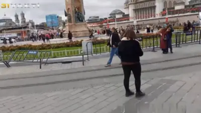 Bir Yandan Sevgilisiyle Konuşup Diğer Yandan Amını Siktiriyor
