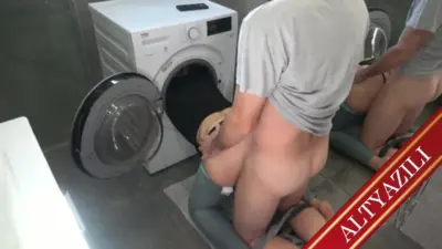 Çamaşır Makinesine Sıkışan Aptal Ev Hanımını Affetmiyor