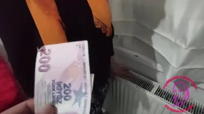 Duş alırken temizlikçi sikiyor
