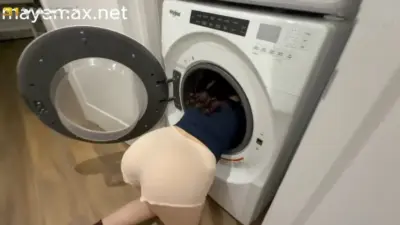 Adamın kucağına atlayarak sikişti