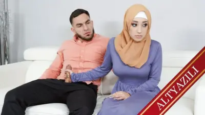 Seksi Temizlikçi Kendini Teşhir Edince Daracık Amcığı Satın Aldı