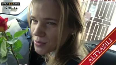 18’lik Süt Gibi Tene Sahip Minyon Güzeli Üvey Abisine Müthiş Bir Zevk Yaşatıyor